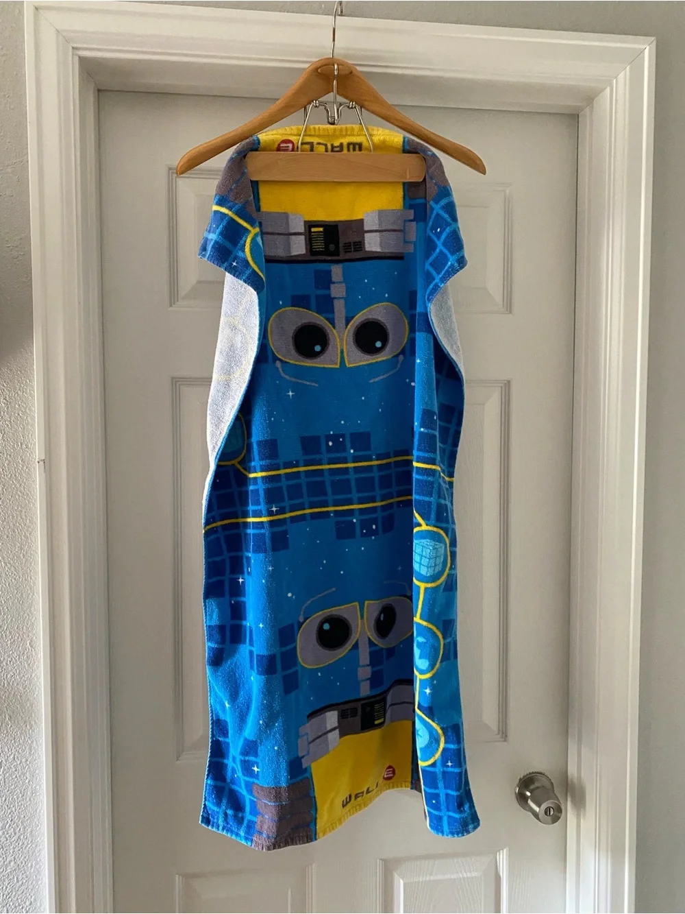 Disney  PIXAR Wall-E Beach Bath Towel 24”x37